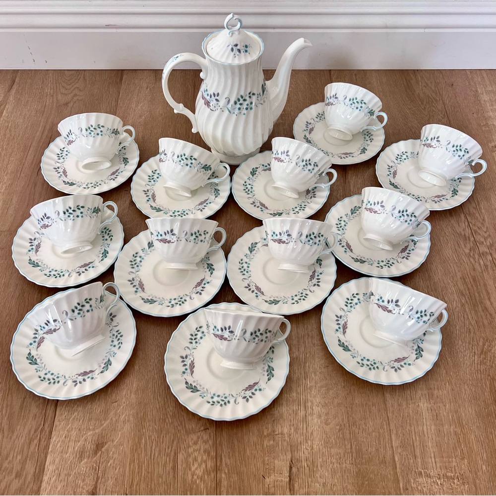 Royal Doulton Glen Auldyn 25 PCs Tea Set - Teapot, 6 X‎ Cups, 6 X Saucers H4959